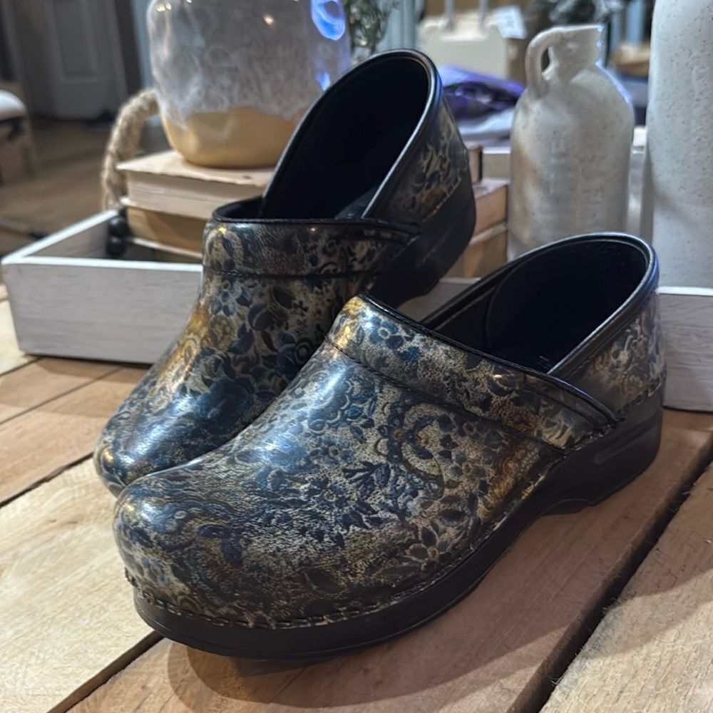 Dansko Professional Patent Leather Clogs 9/39‎ B86